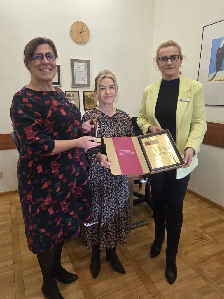 Prezes Monika Gazda i Lucyna Kubis odbierające certyfikat i Statuetkę Przedsiębiorstwa Fair Play 2025